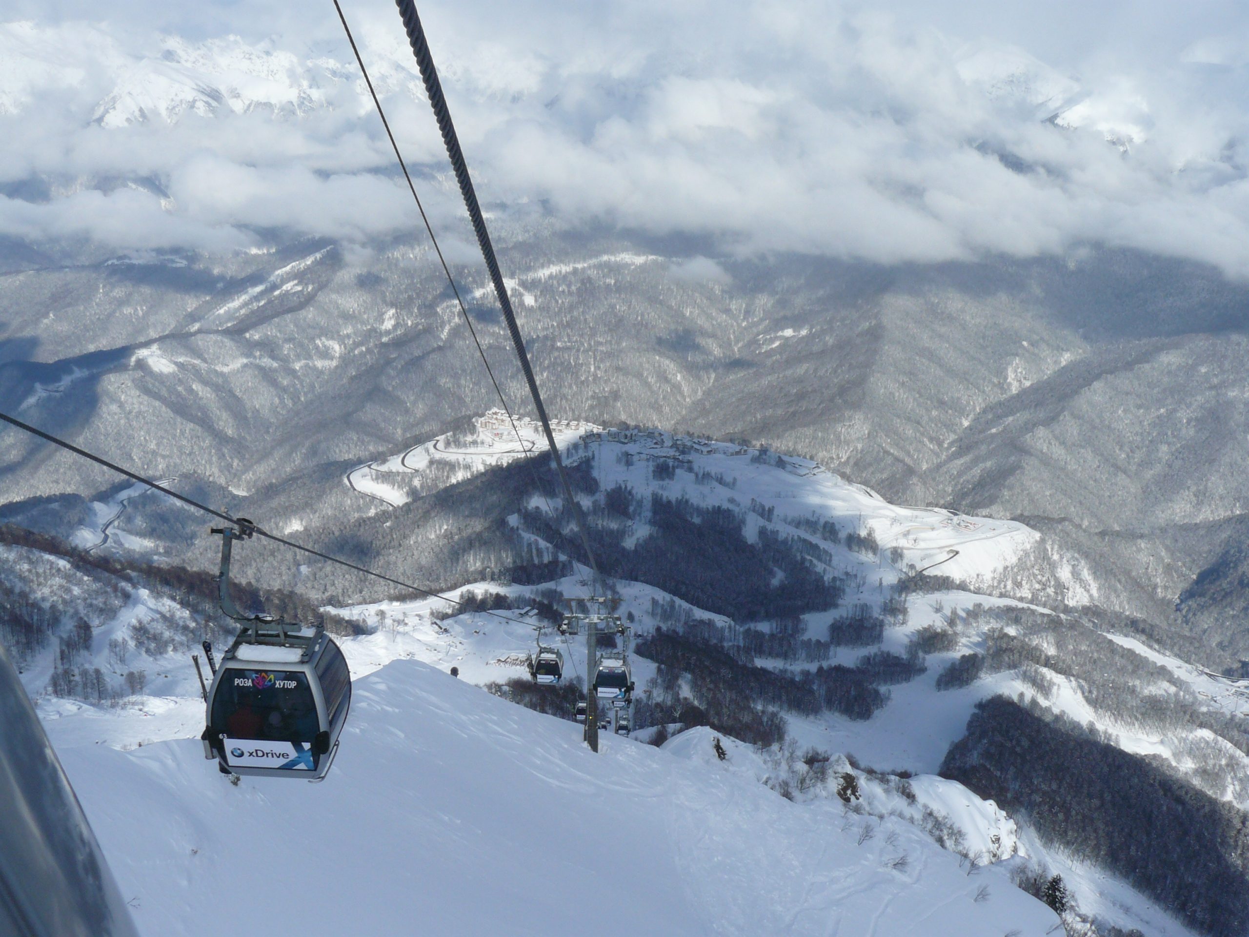 В Сочи закрыли часть горнолыжных трасс из-за снегопада